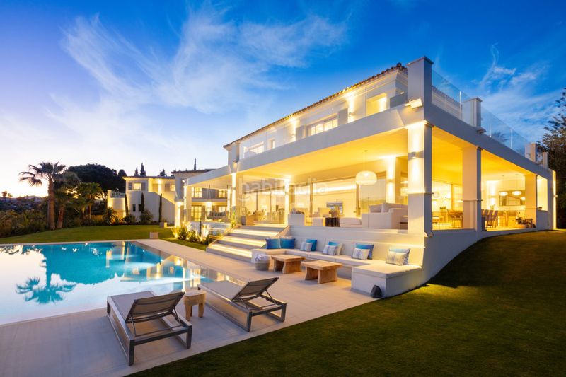 Foto db31e974-9b54-48c8-9806-f87ea77a4f63. Casa adossada amb aparcament a Las Brisas Marbella