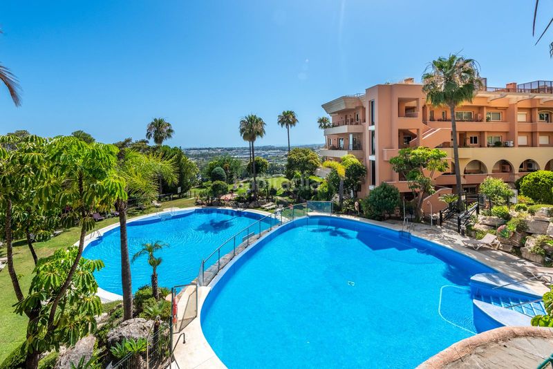 Foto 3010a9f1-47b9-453e-bb03-05d0d339121e. Pis amb aparcament a Las Brisas Marbella