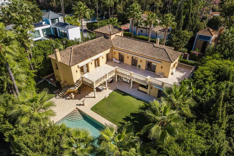 Foto a5665d40-486e-4167-a9db-bbb2835c42bb. Casa adossada amb aparcament a Las Brisas Marbella
