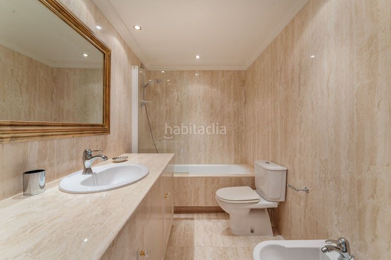 Foto c68bfc3a-2b2c-4470-8d9d-1485e76a74f5. Casa adossada amb aparcament a Las Brisas Marbella