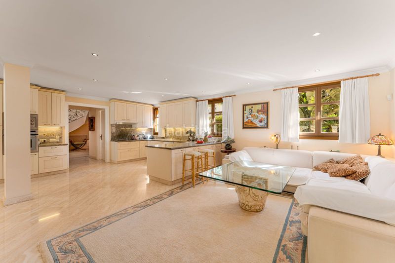 Foto fcdb2622-6a03-40c2-804e-bfe7a456df52. Casa adossada amb aparcament a Las Brisas Marbella