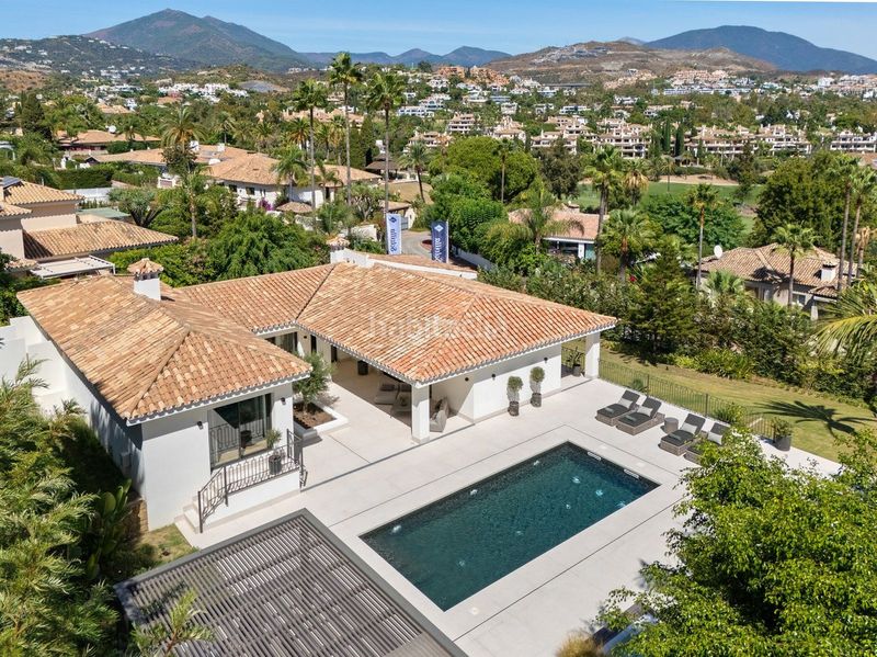 Foto da252d78-c6fa-45eb-bb72-fcea18fa6647. Casa adossada amb aparcament a Las Brisas Marbella