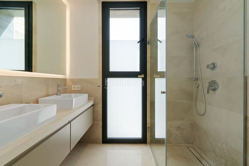 Foto fa625227-458a-40e7-830a-8ada1c25e349. Casa adossada amb aparcament a Las Brisas Marbella
