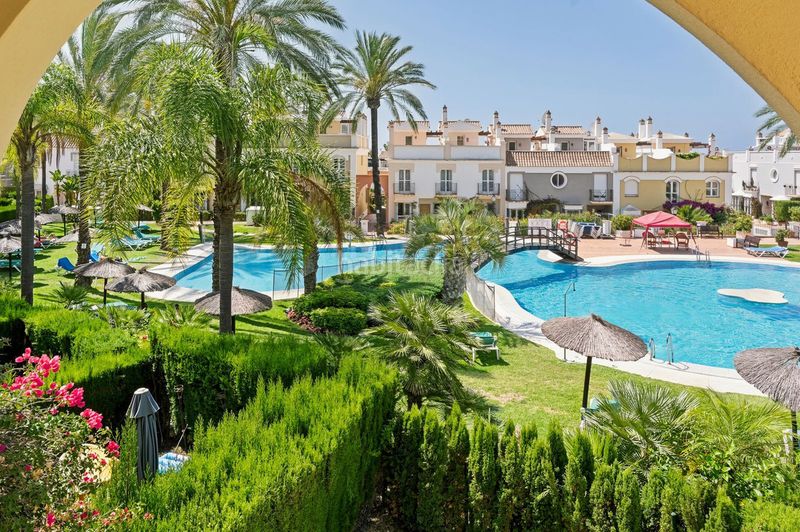 Foto d145f710-6dbd-4be4-b46e-6cc0b229f9e0. Casa adossada a bahía de Marbella Marbella