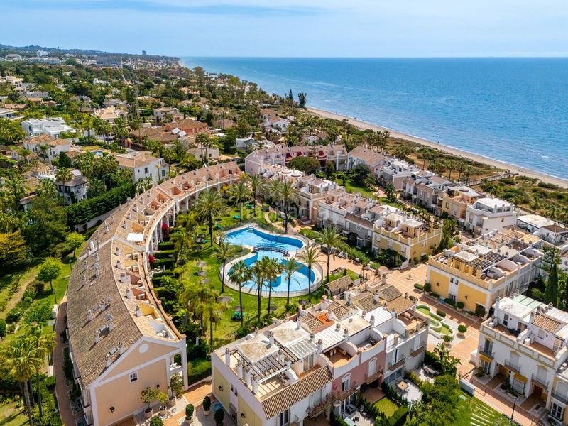 Foto e21696fd-2e7f-41ff-95bb-ffdbe467f34e. Casa adossada a bahía de Marbella Marbella