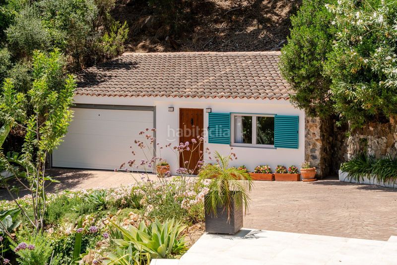 Foto a9c3564f-f39f-4103-8b80-250d9998d7a8. Casa adossada amb aparcament a El Madroñal Benahavís