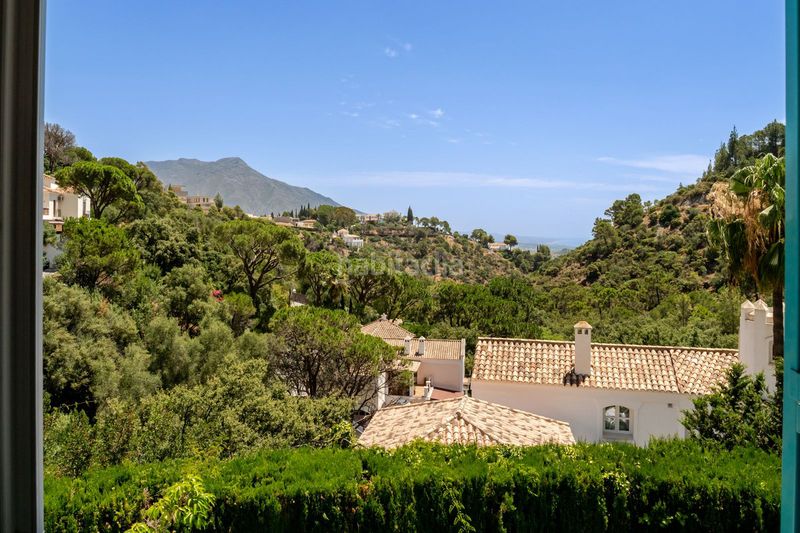 Foto fcaf5557-a2e6-445c-9e50-dcb6d3d1f8af. Casa adossada amb aparcament a El Madroñal Benahavís