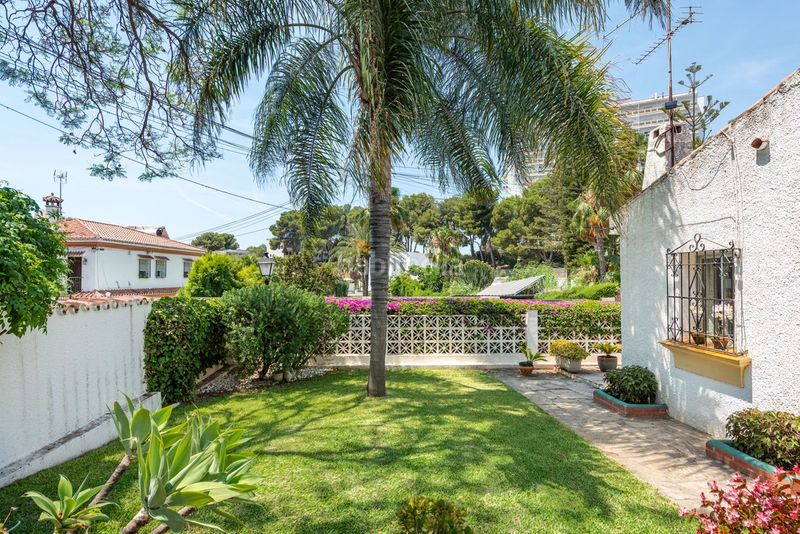 Foto bc6fc18d-19fc-4b80-aa4a-d9db2103d66f. Casa adossada amb aparcament a Las Brisas Marbella