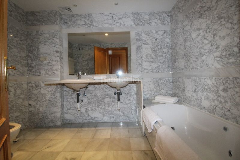 Foto c02009cf-8aca-4384-8e22-9f874fc323f8. Àtic a Puerto Banús Marbella