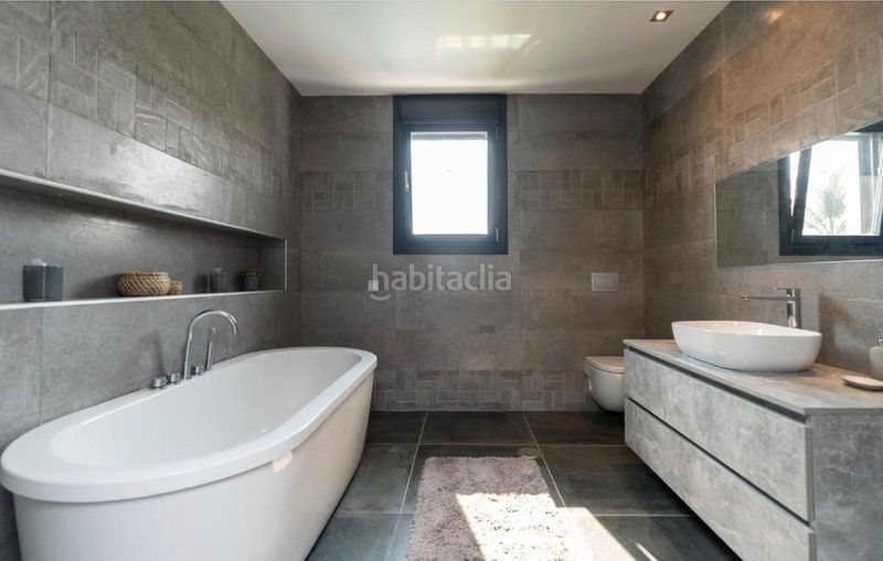 Foto b901d3e6-3ed6-4ec0-984d-426f9a12e96d. Casa adossada a Las Brisas Marbella