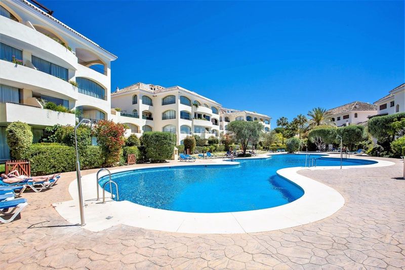 Foto e04a9330-3c08-4d39-9375-0fabc22b78eb. Pis a bahía de Marbella Marbella