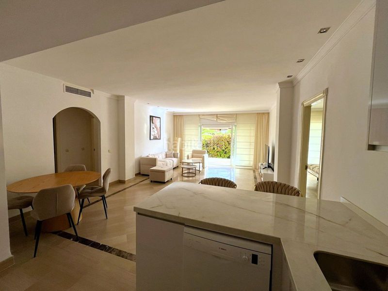Foto f2820d26-4235-4254-9c41-35494d58771b. Pis a bahía de Marbella Marbella
