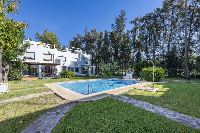Foto 728f5543-e945-4a23-b15f-a179cdff596c. Casa adossada amb aparcament a Las Brisas Marbella