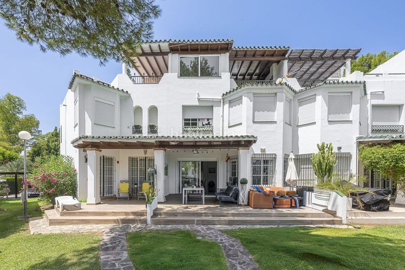 Foto 74292183-5d54-4539-a13b-0bd8adcaa3a3. Casa adossada amb aparcament a Las Brisas Marbella