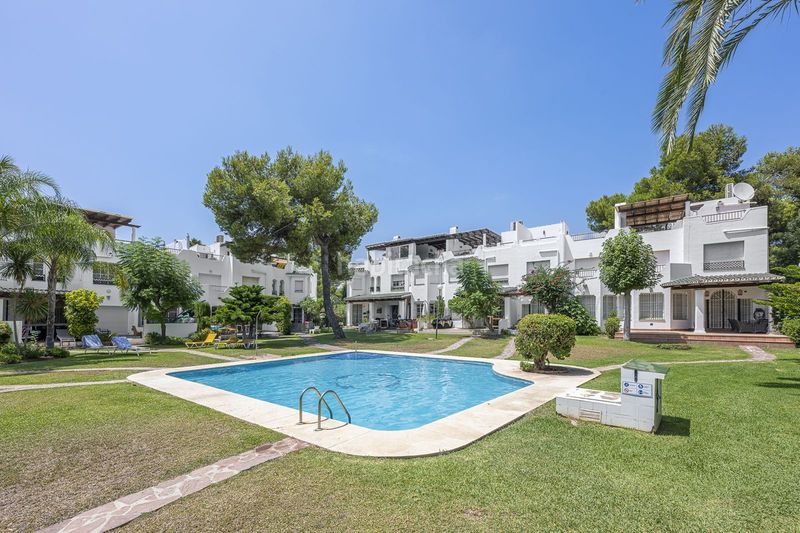 Foto 9ddcecbe-b9df-4a40-8f37-30f1f3b663cb. Casa adossada amb aparcament a Las Brisas Marbella