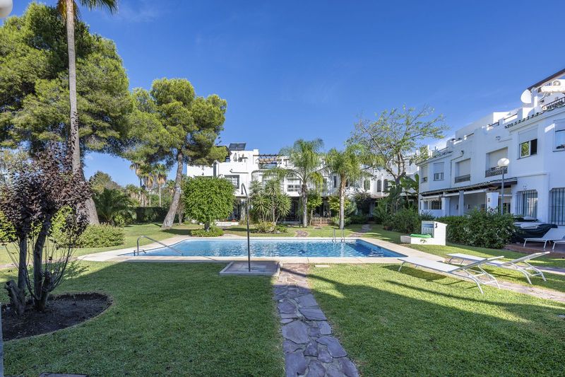 Foto bb49ef9d-1c12-4ef5-8028-ea7f708b66f6. Casa adossada amb aparcament a Las Brisas Marbella