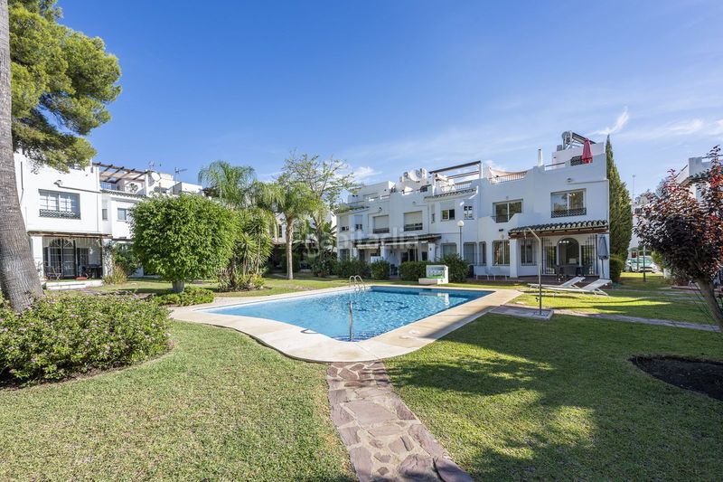 Foto c125231c-512c-4198-a017-23c0d12fda4c. Casa adossada amb aparcament a Las Brisas Marbella