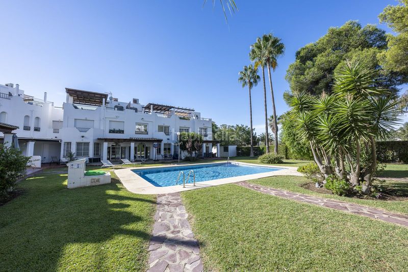 Foto cf820656-d6c7-46be-9103-a7ebe705e458. Casa adossada amb aparcament a Las Brisas Marbella