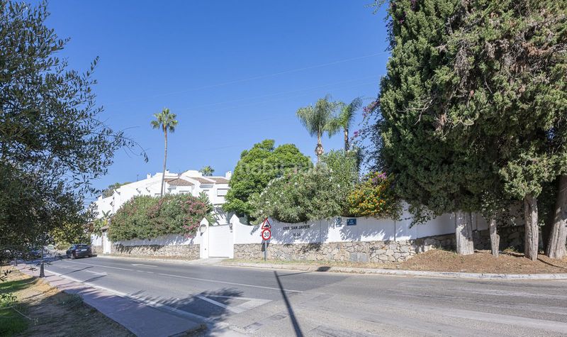 Foto 1051884b-76ee-4c48-bbc5-ef6294aca1c7. Casa adossada amb aparcament a Las Brisas Marbella