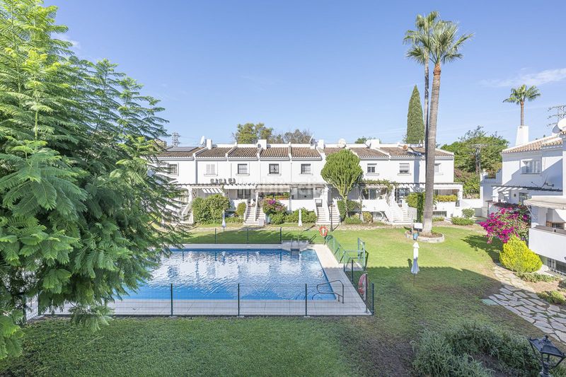 Foto 3a585634-6bbe-4341-bffb-c0b839b19a25. Casa adossada amb aparcament a Las Brisas Marbella