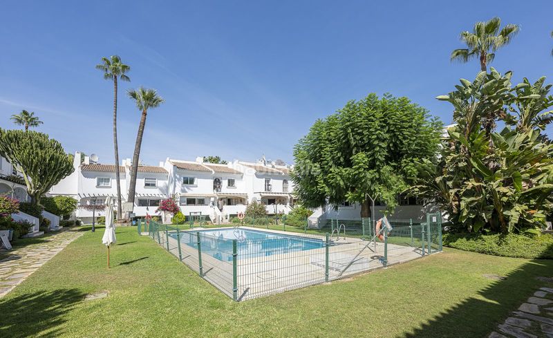 Foto 4d2c3e8f-6d64-4c81-ba5c-eab04f909072. Casa adossada amb aparcament a Las Brisas Marbella