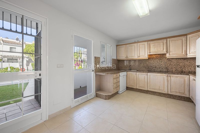 Foto 51c81ec5-4329-4fc5-b3d6-8e9e9b17a90c. Casa adossada amb aparcament a Las Brisas Marbella
