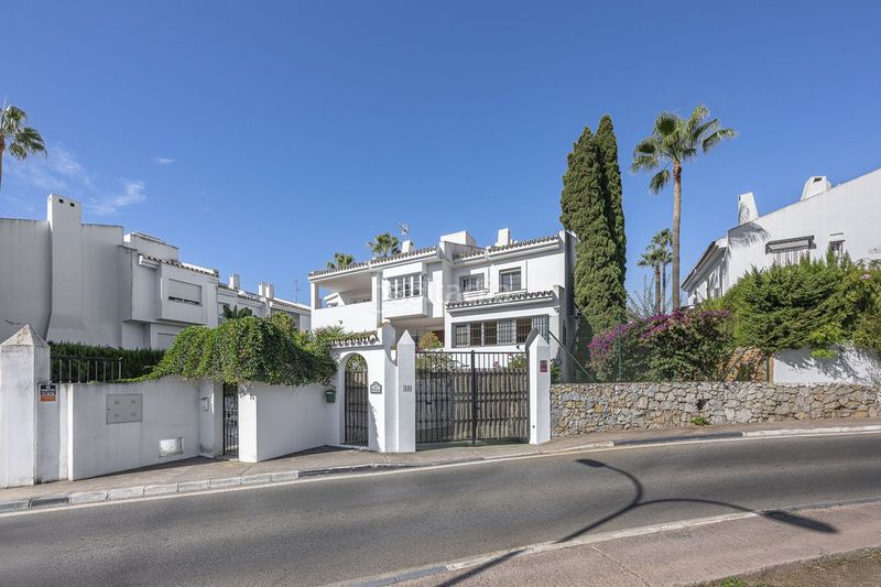 Foto 75c18b57-affe-40d2-8e04-829b27d523fb. Casa adossada amb aparcament a Las Brisas Marbella