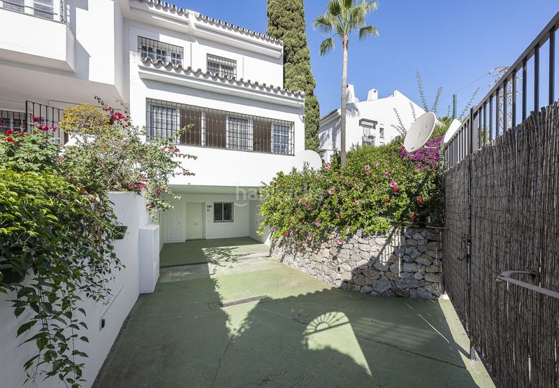 Foto 818f4b5f-1bc4-451b-9626-fc38395afa2e. Casa adossada amb aparcament a Las Brisas Marbella