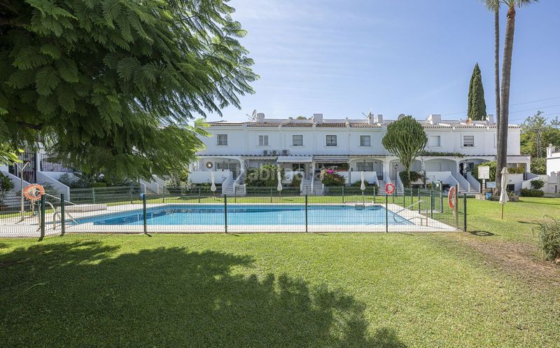 Foto b5963621-8328-418c-9e03-023f80afa581. Casa adossada amb aparcament a Las Brisas Marbella