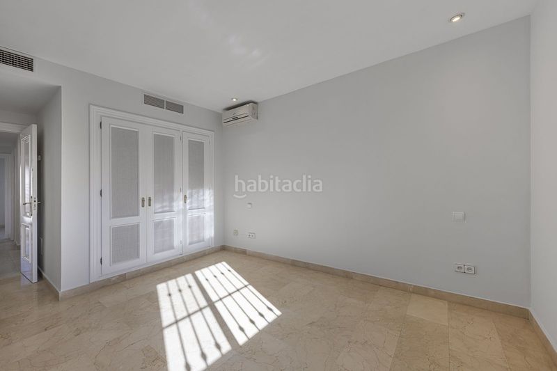 Foto c17fa192-be1c-41e2-9249-f7e0a197a8b5. Casa adossada amb aparcament a Las Brisas Marbella