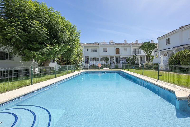 Foto d8717b90-51de-4f54-9ad6-ca3af4754066. Casa adossada amb aparcament a Las Brisas Marbella
