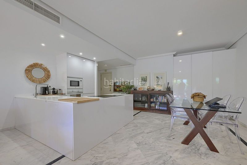 Foto a9a4a5da-9acd-492b-9549-4004d1ccb8fb. Pis amb aparcament a bahía de Marbella Marbella