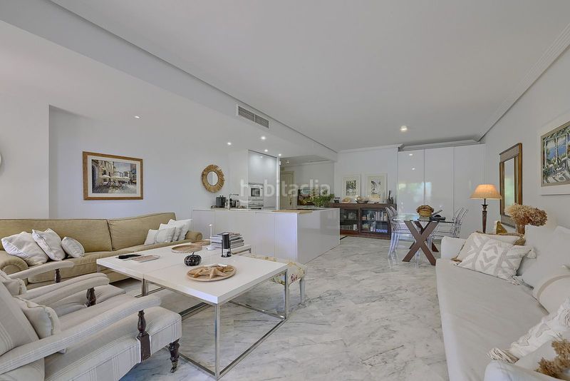 Foto fde51d98-d1ad-43b6-b782-572e8e371cf2. Pis amb aparcament a bahía de Marbella Marbella