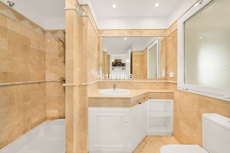 Foto 528f350b-8b7c-44ba-8781-94dd0ea15558. Pis a Elviria Marbella