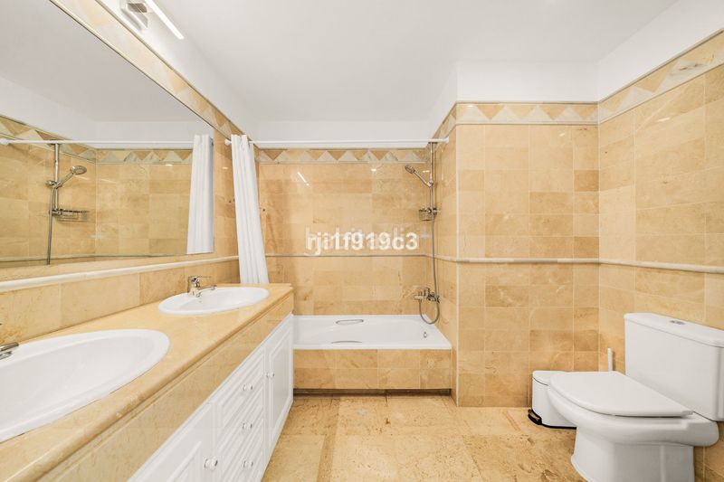Foto 887589fa-410a-4c0d-aa24-381299a2aaf8. Pis a Elviria Marbella