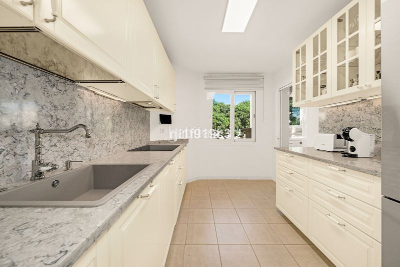 Foto c1d57551-8a7e-44bb-96ae-495a55d58dfe. Pis a Elviria Marbella