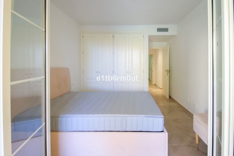 Foto b02a4b6b-4b2c-4551-9f63-3345d17e6480. Pis a Las Brisas Marbella