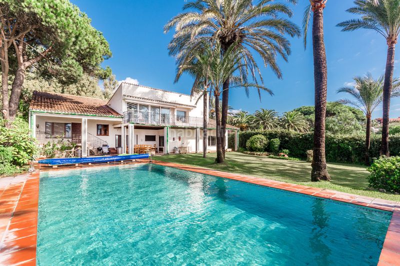 Foto aef0b37e-011d-4a3c-bb51-2cfe5b3a8d24. Casa adosada en Los Monteros Marbella