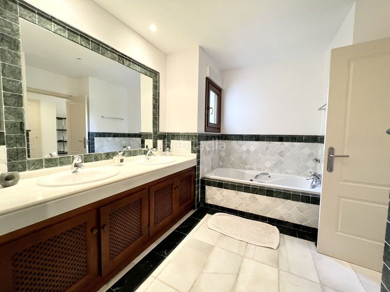 Foto bafa26d4-7e7e-4348-bbd7-cc1753651bc8. Pis a La Carolina - Guadalpín Marbella