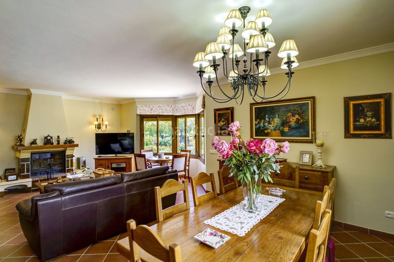 Foto c43bec3a-f853-44e0-8a49-1bd0cc386ab7. Casa adossada amb aparcament a La Quinta Benahavís