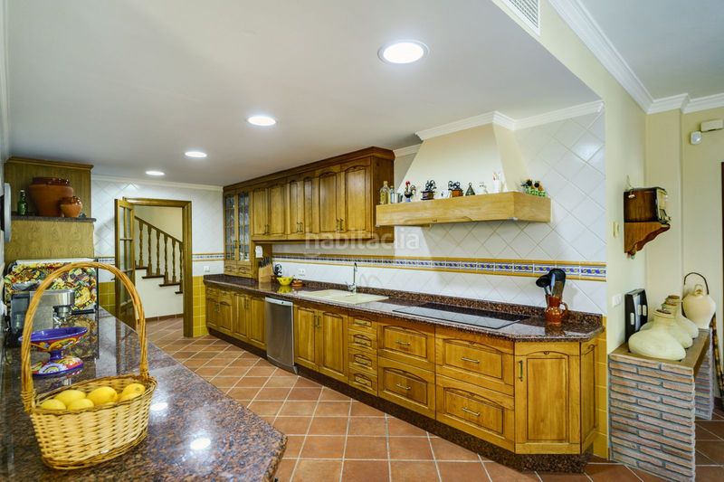 Foto cd3529ac-59c3-4893-aaec-d0ae9cd6ef84. Casa adossada amb aparcament a La Quinta Benahavís