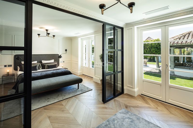 Foto d8b84ae7-bdd2-43d9-b14f-54be73947659. Casa adossada amb aparcament a Sierra Blanca Marbella