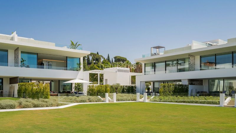 Foto baef1c66-c9a4-41d7-a691-a0bfd145ead8. Casa adossada amb aparcament a Casco Antiguo Marbella