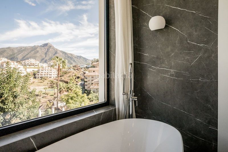 Foto bace0f6f-1599-48ea-b35c-c3794cfd5253. Casa adossada amb aparcament a Las Brisas Marbella