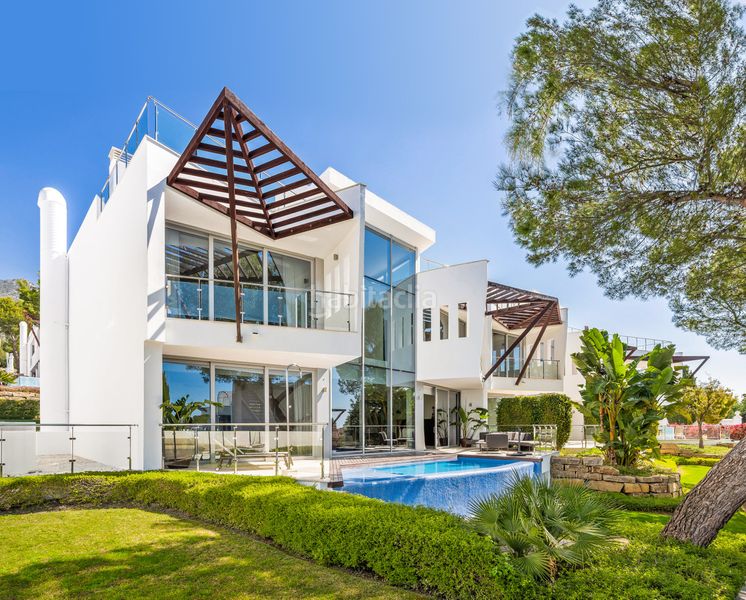 Foto fe7cb5d2-d524-42a0-b285-581bf1439a2c. Casa adossada a Sierra Blanca Marbella
