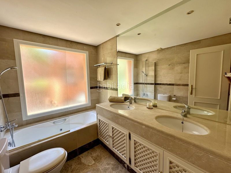 Foto c121ca40-16b0-443f-a899-07d6ca425e51. Piso en Las Brisas Marbella