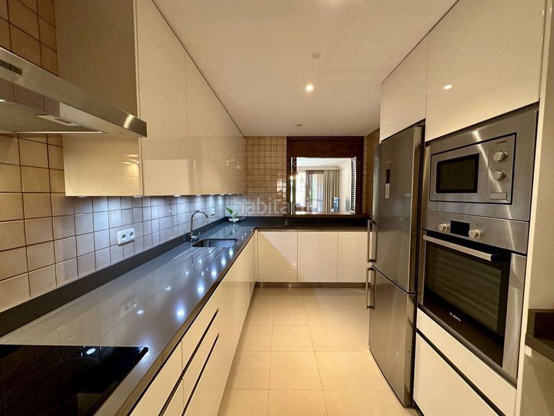 Foto d8d1f603-e99f-4a4b-a3b7-8a9fd72af2cb. Piso en Las Brisas Marbella