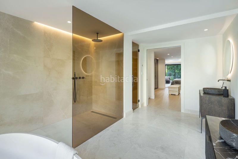 Foto 8f788b42-8b33-47f6-8800-a46ab3dde9a9. Casa adossada amb aparcament a Las Brisas Marbella