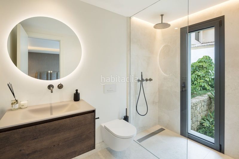 Foto f1129f0a-2fca-4cd3-9970-b1fb755107f8. Casa adossada amb aparcament a Las Brisas Marbella