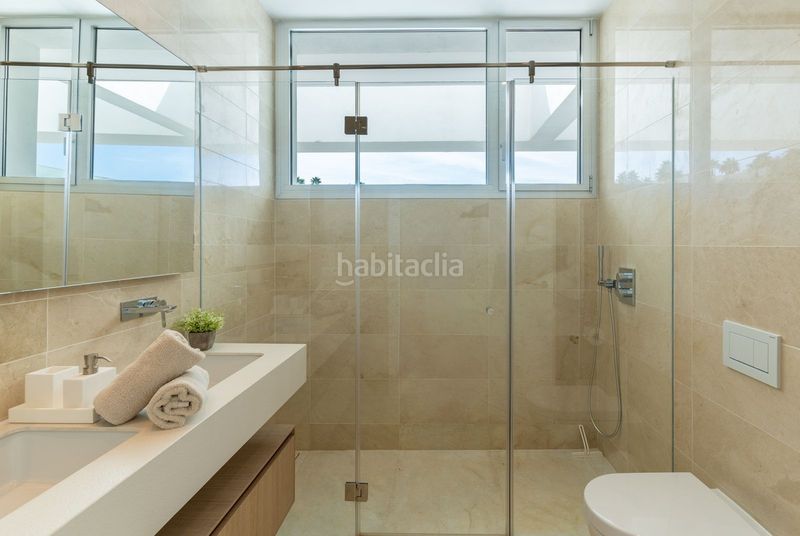 Foto 9cc80805-e11a-4f08-b52c-ae6d0e7937e9. Casa adossada amb aparcament a Río Real Marbella